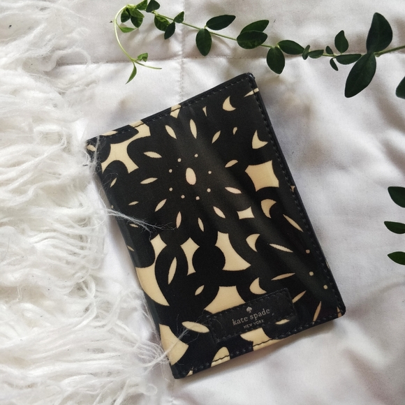 Kate Spade | Floral Passport Holder - Picture 1 of 14
